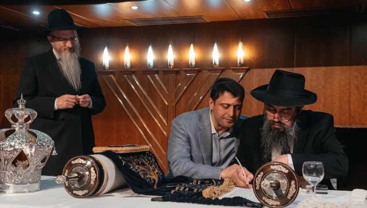 В синагогу МЕОЦ внесены свитки Торы — дар Германа Захарьева
