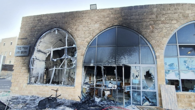 В Акко арабскими погромщиками сожжены более 20 магазинов, ресторанов и полицейских постов