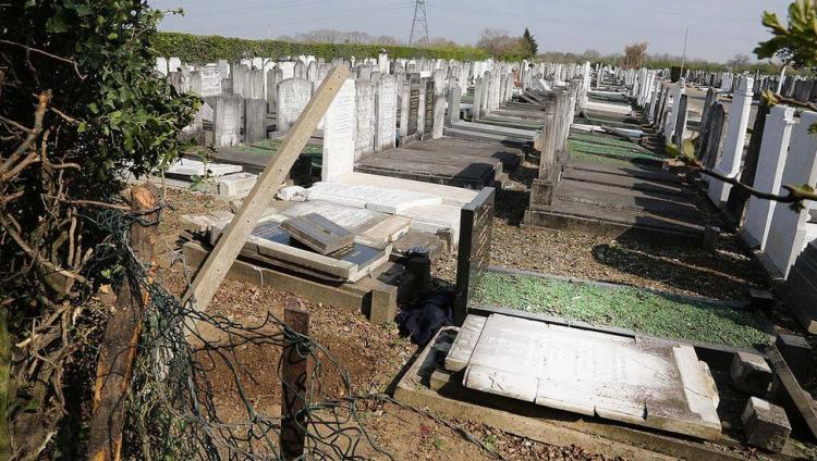 В Британии автомобиль врезался в еврейское кладбище