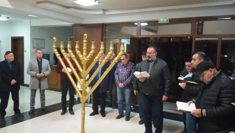 Зажжение первой ханукальной свечи в дербентской синагоге «Келе-Нумаз»