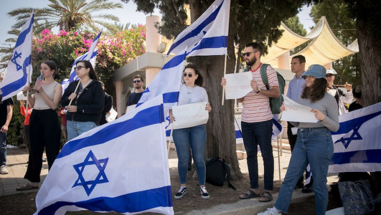 Студенты Тель-Авивского университета на демонстрации потребовали уволить профессора, опубликовавшую некролог по террористу