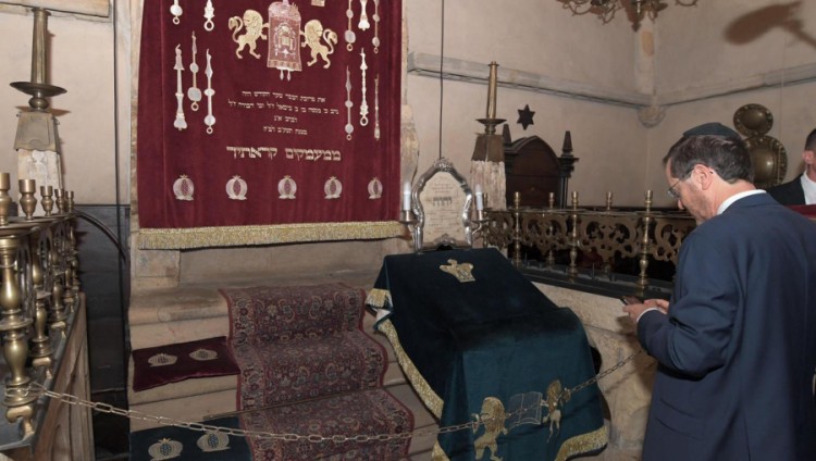 Президент Израиля прочитал «Кадиш» на могиле Махараля в Праге