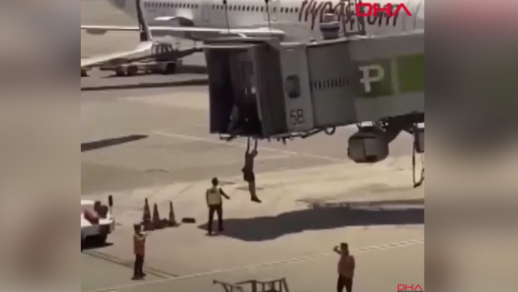 Трое опоздавших на рейс израильтян пытались взять штурмом турецкий самолет
