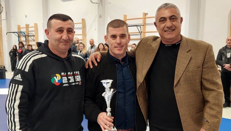 Тренер по вольной борьбе из Бат-Яма Йоси Гардашев получил награду от мэрии