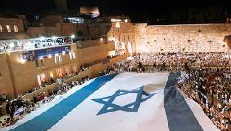В Иерусалиме в честь праздника развернули самый большой флаг Израиля