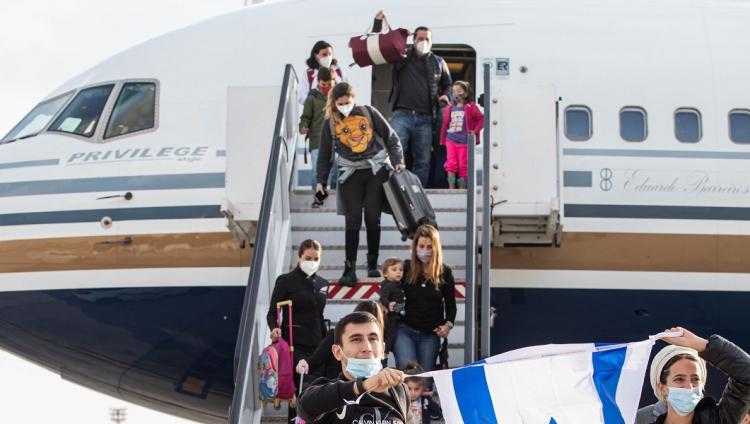 137 репатриантов из Южной Америки прибыли в Израиль после 40-дневной задержки