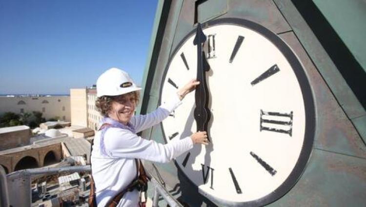 Самые знаменитые часы Израиля отремонтированы вновь возвестят о наступлении Нового года