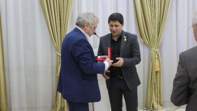 Медаль «Народный герой Дагестана» вручили Шуми Шабатаеву