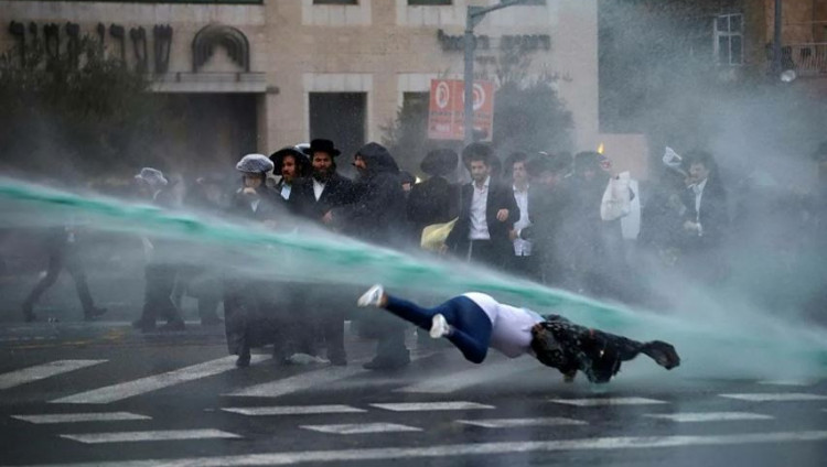 Израильские медики призывают полицию приостановить использование водометов