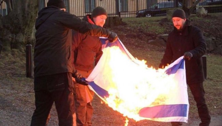 В Стокгольме экстремисты сожгли Тору и израильский флаг