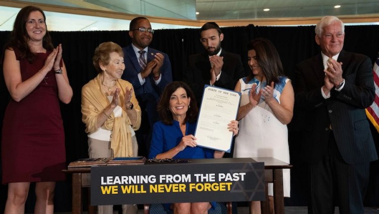 Губернатор Нью-Йорка подписала закон о помощи пережившим Холокост и поддержке образования