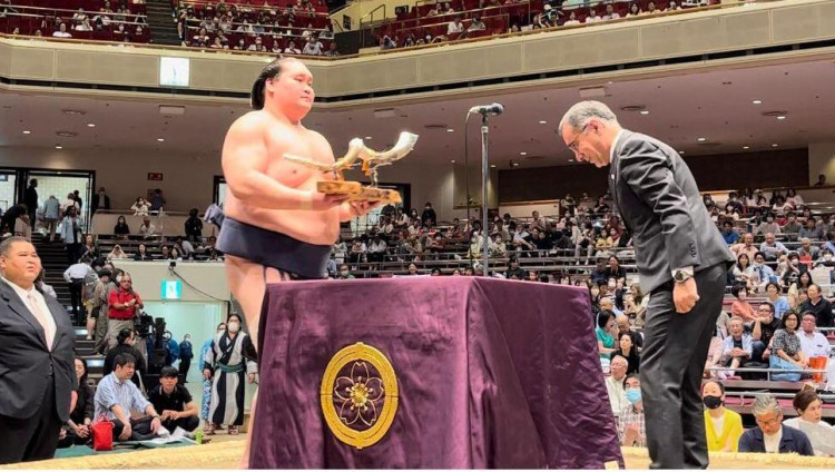 Израильский посол в Японии преподнес чемпиону по сумо шофар
