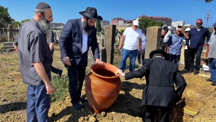 В Дербенте захоронили сожженные террористами вместе с синагогой свитки Торы