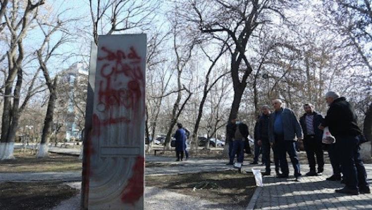 Только нелюди могли осквернить памятник жертвам Холокоста