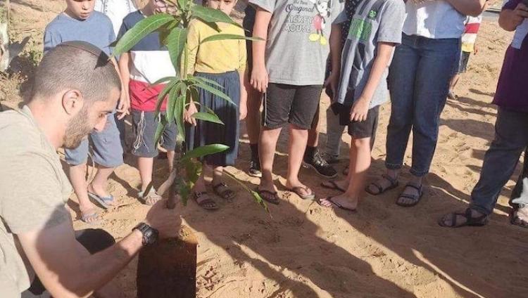 Воспитанники детского сада в кибуце сажают деревья в воронки от ракет ХАМАС