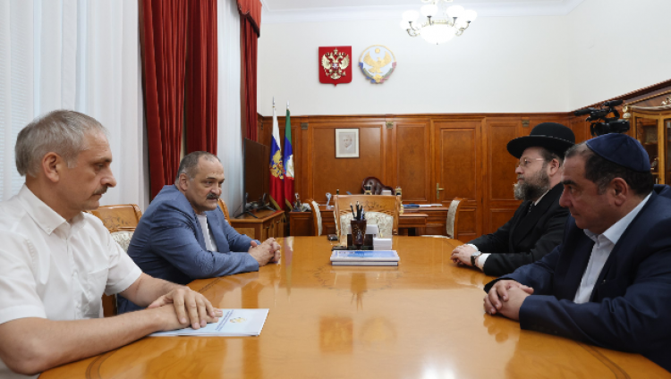 Глава Республики Дагестан провел встречу с главным военным раввином России