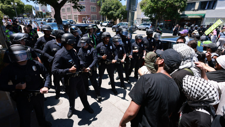 Ожесточенные столкновения между произраильскими и пропалестинскими демонстрантами у синагоги в Лос-Анджелесе