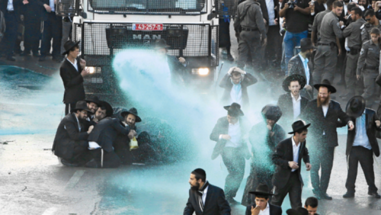 Мэр Иерусалима требует от полиции прекратить разгонять ортодоксов смрадной жидкостью