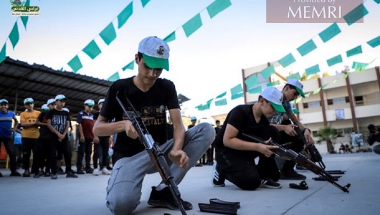 В летних лагерях ХАМАС подростков учат стрелять на мишенях «израильских солдат»