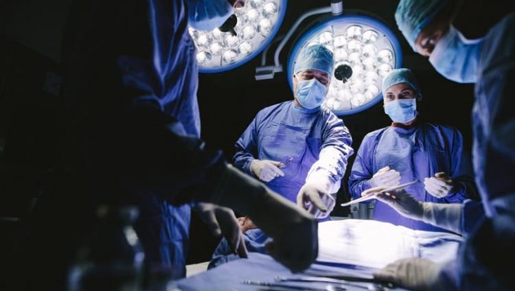 В Израиле робот впервые выполнил сложную операцию на мозге