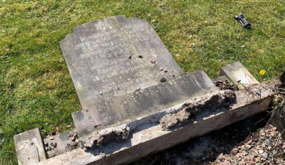 В Белфасте осквернены и разрушены еврейские могилы