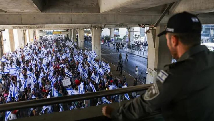 В Бен-Гурионе проходит многотысячная демонстрация протеста