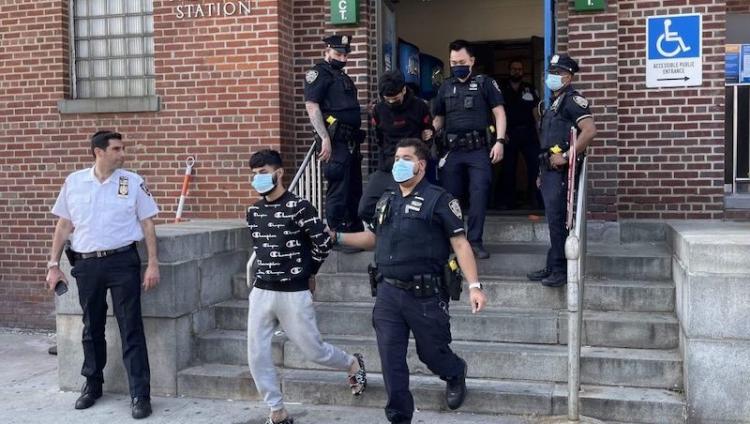 В Нью-Йорке троих пропалестинцев судят за нападения на хасидов Бруклина