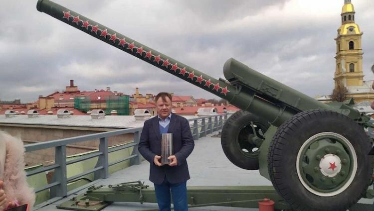 Игорь Бутман выстрелил из пушки Петропавловской крепости в честь своего юбилея