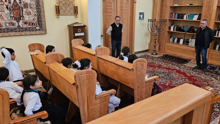Мост между культурами: лекция в синагоге горских евреев для детей-мусульман