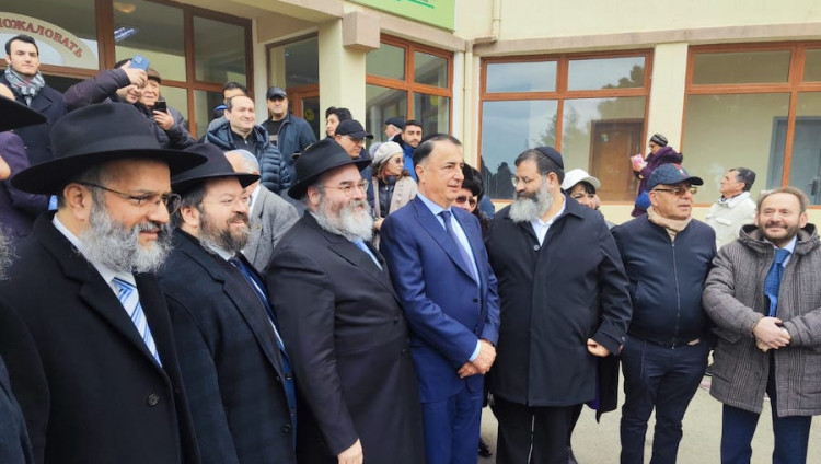Глава Всемирного конгресса бухарских евреев Лев Леваев посетил бакинскую еврейскую школу