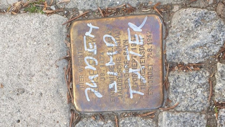 В Веймаре «камни преткновения» памяти жертв Холокоста осквернили антисемитскими лозунгами