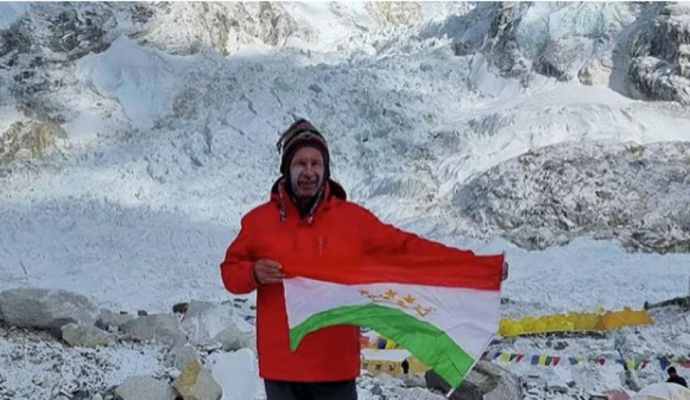 Первым таджикистанцем, покорившим Эверест, стал Виталий Хинензон