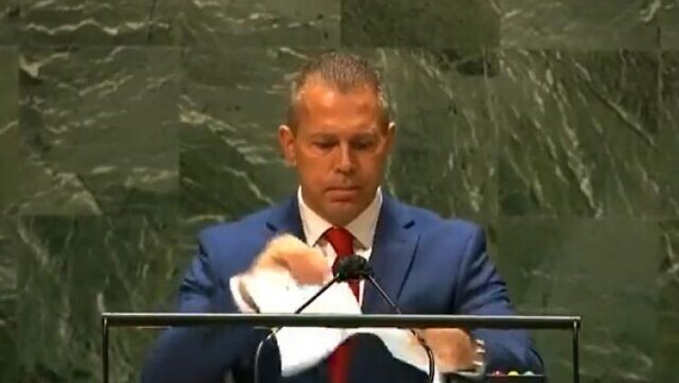  «Стыдитесь!». Посол Израиля разорвал отчет СПЧ на трибуне ООН
