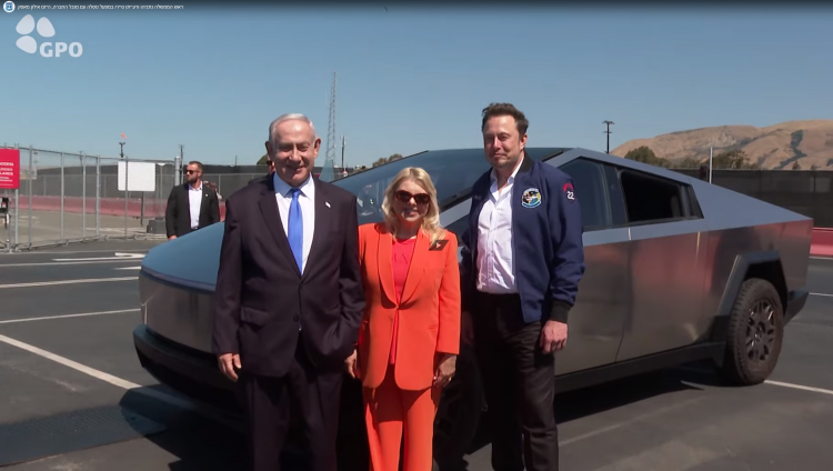 Нетаньяху посетил завод Tesla и прокатился на инновационном электромобиле Cybertruck