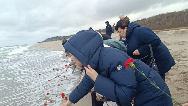 «Тяжелый песок». В Янтарном прошла мемориальная церемония памяти жертв Холокоста