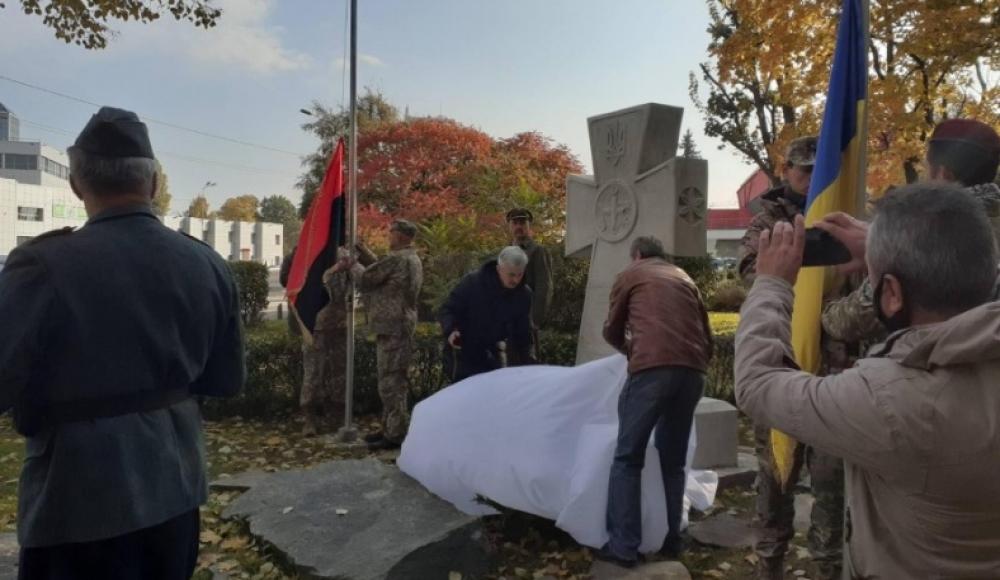 Националисты установили в Киеве памятник Бандере