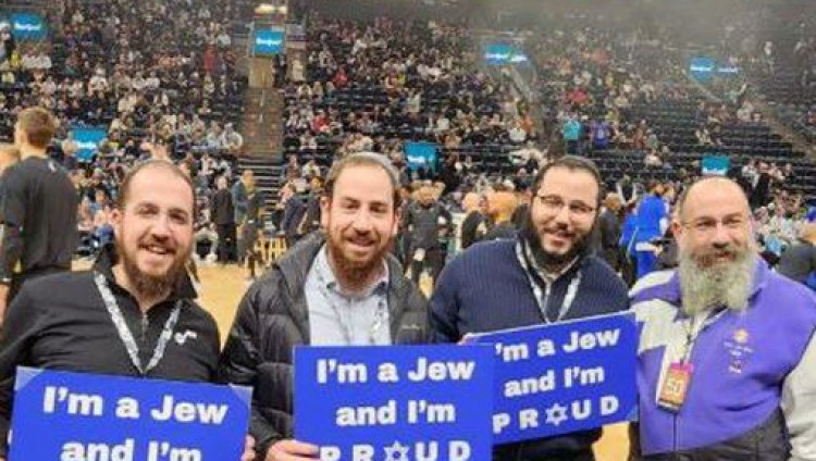 На баскетбольном матче в США раввинов заставили убрать плакаты «Я — еврей...»