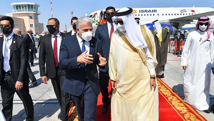 Яир Лапид прибыл с первым визитом в Бахрейн