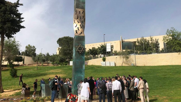 В Иерусалиме в честь Дня Победы возложили венки к монументу «Свеча памяти»