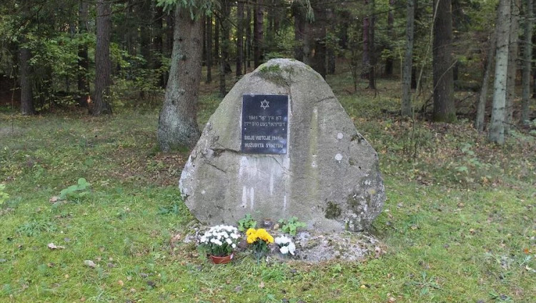 На северо-западе Литвы осквернили памятник жертвам Холокоста