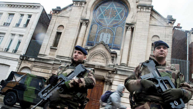 Полиция Франции усилила охрану синагог и патрулирование у кошерных магазинов