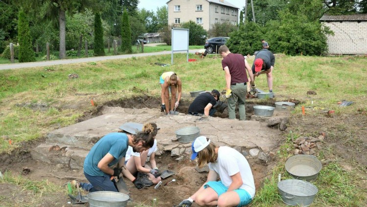 На месте синагоги в латвийских Вишках начались археологические раскопки