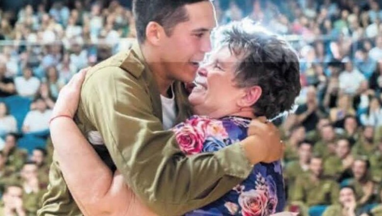 Сюрприз на выпускной: одинокий солдат ЦАХАЛа воссоединился с бабушкой
