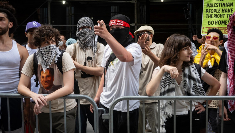 Губернатор Кэти Хокул предложила запретить маски в метро Нью-Йорка для борьбы с антисемитскими инцидентами