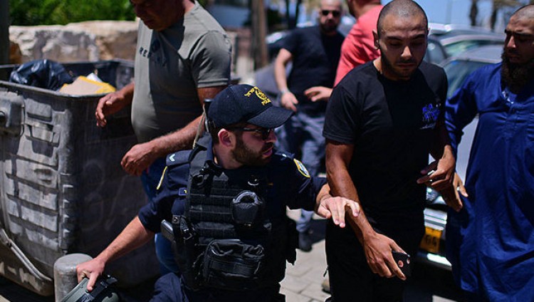 Полиция задержала восемь подростков в Яффо и Акко за осквернение флага Израиля и бросание камней