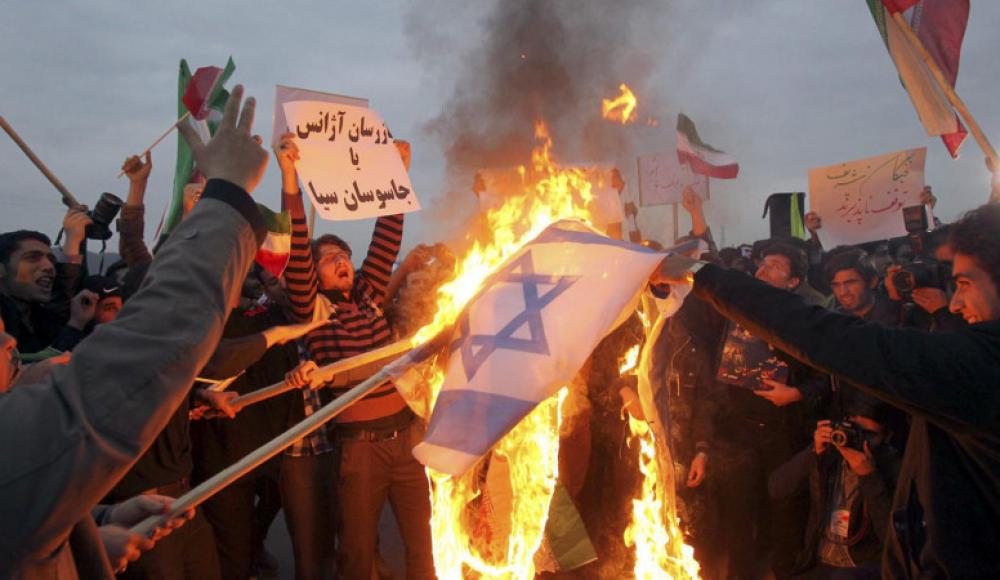 Иранский демонстрант загорелся при попытке сжечь флаг Израиля