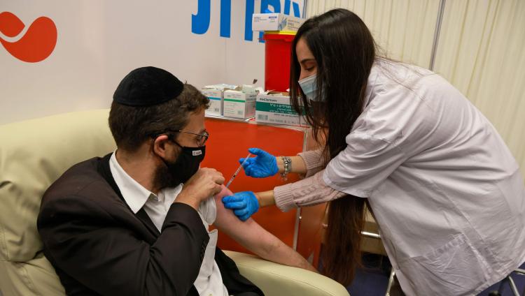 Минздрав Израиля заявил о возможной связи между вакциной Pfizer и миокардитом