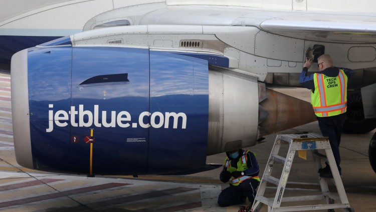 Авиакомпанию JetBlue обвинили в подделке сертификатов кошерности продуктов