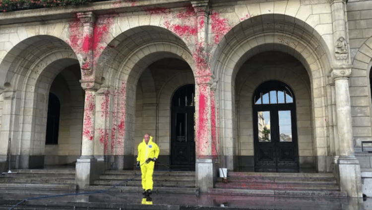 Голландские антиизраильские активисты залили красной краской здание мэрии Роттердама