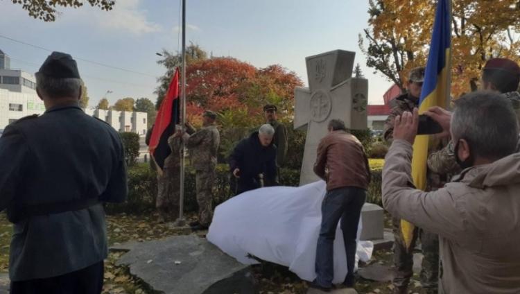Националисты установили в Киеве памятник Бандере